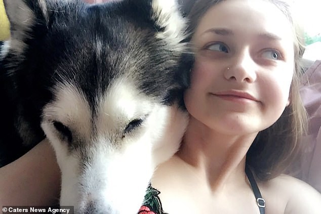 Quá đau buồn vì chó cưng qua đời, cô gái lấy tro cốt của boss xăm lên cơ thể để mãi được bên nhau