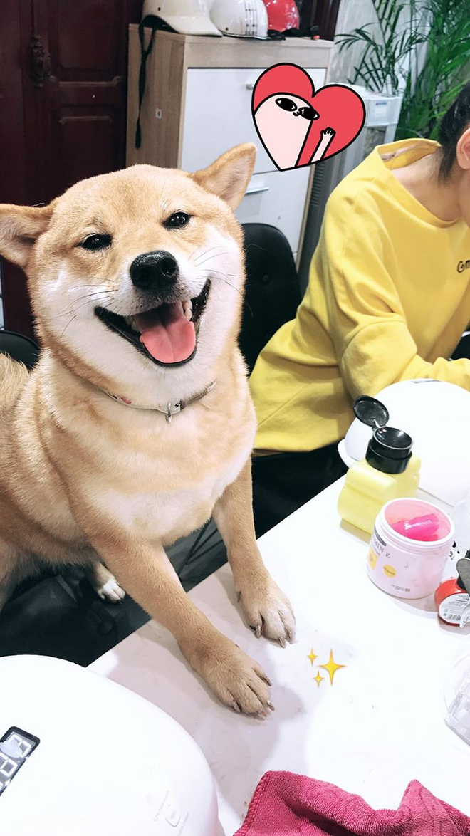 Em cún đến tiệm làm nail, cắt dũa xong còn chơi hẳn tráng gương để giữ móng