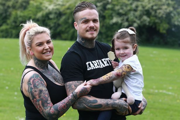 Muốn ngầu như bố mẹ, bé gái 3 tuổi tậu hình xăm kín tay thật oách